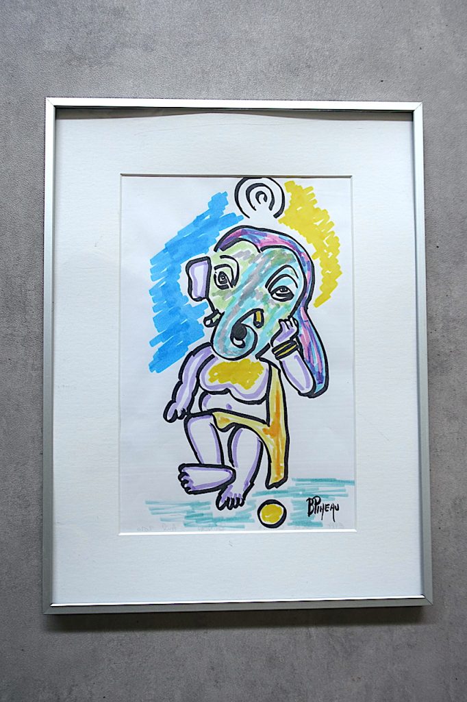 E177H32 Bébé Ganesh 1/3 ---===--- Accepter de commencer par être des « bébés Ganesh ». Accepter de recevoir des autres. Grandir sans s’approprier. Changer sans renoncer. Être sans attendre. Calmer son égo. Paisible. Bien entendu il s'agit ici d'évoquer ce que Ganesh peut nous apporter et surtout pas de manquer de respect à Ganesh vénéré par des millions d'hindous. Ganesh a eu sa tête d'homme coupée (son mental). Puis la tête remplacée par une tête d'éléphant, un animal végétarien tellement fort qu'aucun carnivore ne peut l'attaquer. Devenir un éléphant parmi les loups, donc réussir à vivre parmi les loups sans se comporter comme un loup, et sans les craindre.