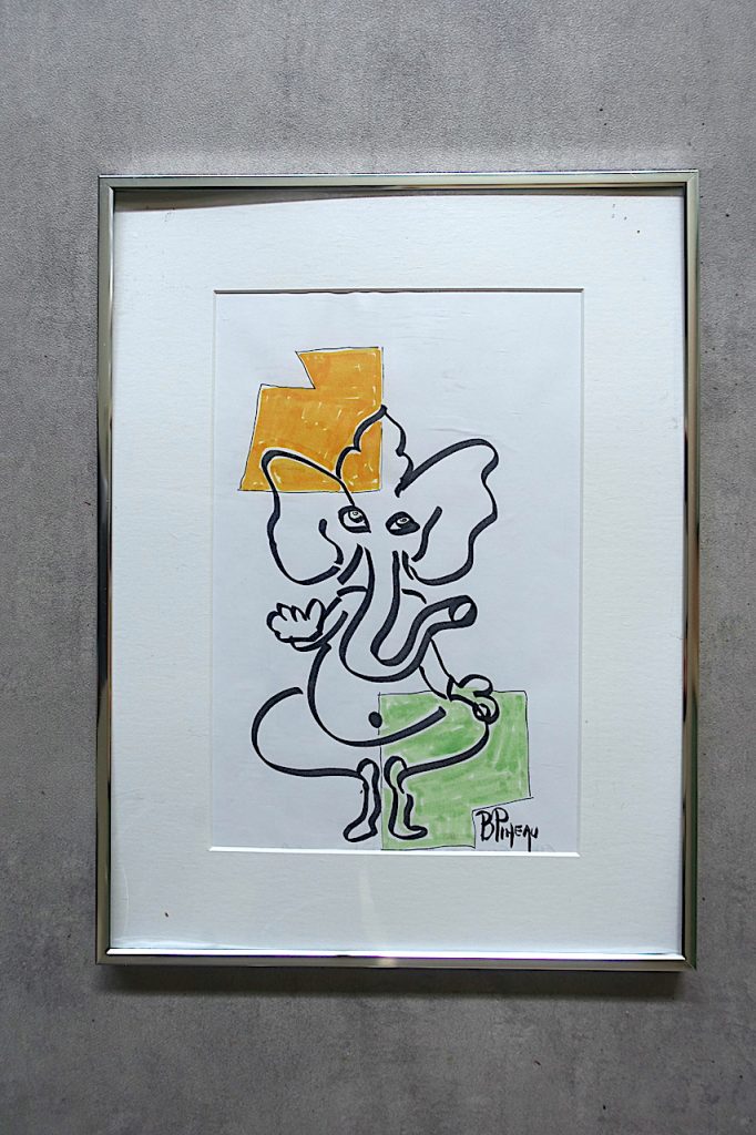 E178H32 Ganesh facettes 2/3 ---===--- Comme pour toutes les formes de Divinités en Inde, il y a plusieurs compréhensions ou visions possibles. J'ai voulu exprimer cette notion de multiples facettes de Ganesh. La tête coupée pour tuer notre égo, l'éléphant, animal végétarien suffisamment fort pour ne pas craindre les carnivores, etc... Ainsi vivre avec un égo apaisé nous permet de vivre parmi les loups sans se comporter comme un loup. J’aime l’Inde et j’y ai probablement vécu plusieurs existences. Ganesh est comme un diamant aux multiples facettes. Celle qui me fascine le plus, concerne notre maîtrise de l’égo. Ganesh se manifeste alors comme un ami et un allié pour cette lutte intérieure et ce passage indispensable.