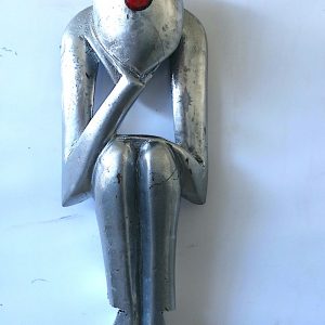 N014H41 Penseur assis -=- Après tant d’années de cheminement, le penseur s’assoit. Il vient de constater que ni les biens ni même les chemins resteront. Seuls les liens subsistent.