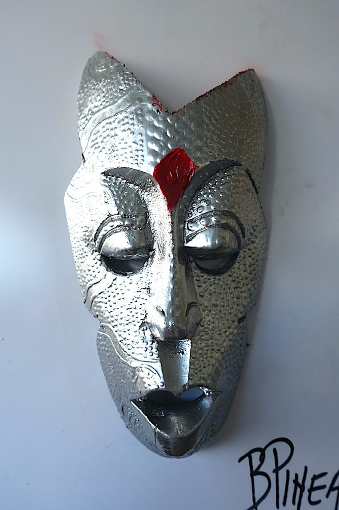N018H41 Masquée -=- Vivre masquée, par contrainte, par peur ou par choix. Les masques sont de multiples natures. Censés nous protéger, les masques expriment une autre nature de nous-mêmes. Finalement, on peut dire qu’on crie ce qu’on est, dans toute notre complexité.