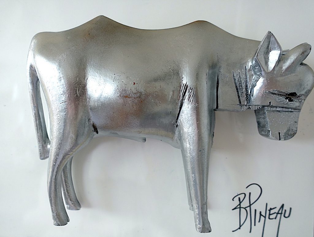 N019H41 Vache Prière ---===--- En Inde, l’observation de la dévotion manifestée auprès des vaches sacrées est surprenante. La vache est devenue sacrée par son aide fournie à Shiva. On peut donc y voir une manifestation d’une reconnaissance sacrée. Mais en Inde, il y a toujours de multiples interprétations. Toutefois, en Occident, les prières de gratitude sont trop rares.