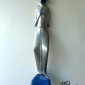 N021H41 Yin Prière ---===--- Le plus bel exemple de prière yin que je connaisse est celle de Sainte Marie. Quand l’ange Gabriel lui annonce sa future grossesse. Elle répond « Seigneur fait de moi ce que tu voudras ». En prière yin, on ne veut ni agir, ni penser. On veut simplement être en Présence. (Tête et mains diminuées dans la sculpture).