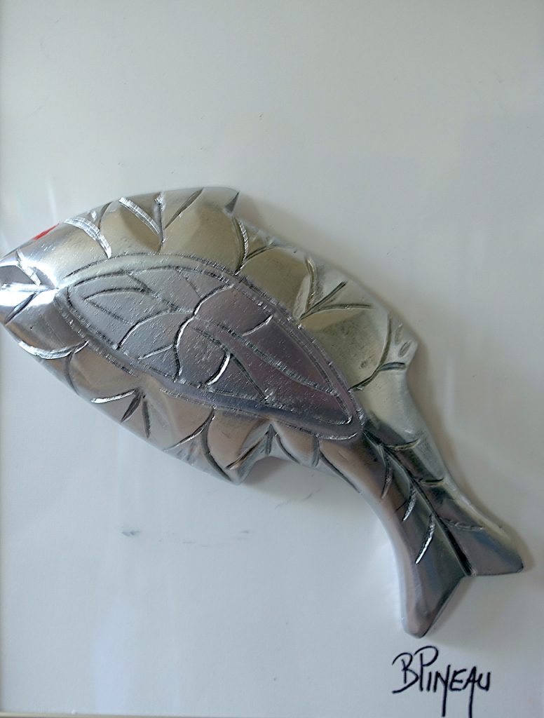 N036H41 Poisson Symbole ---===--- Le poisson, symbole choisi par les chrétiens est l’expression d’une profonde gratitude. Gratitude envers le Divin pour la nourriture du jour et des jours à venir. Mais maintenant, le contexte a changé. La pêche intensive menace les ressources. Nous devons manger moins de chair animale.